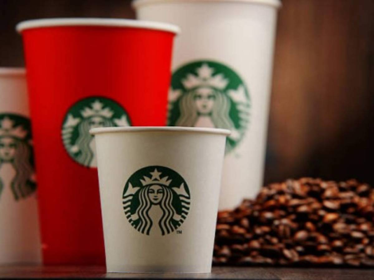 CEO de Starbucks busca más que vender café en las tiendas