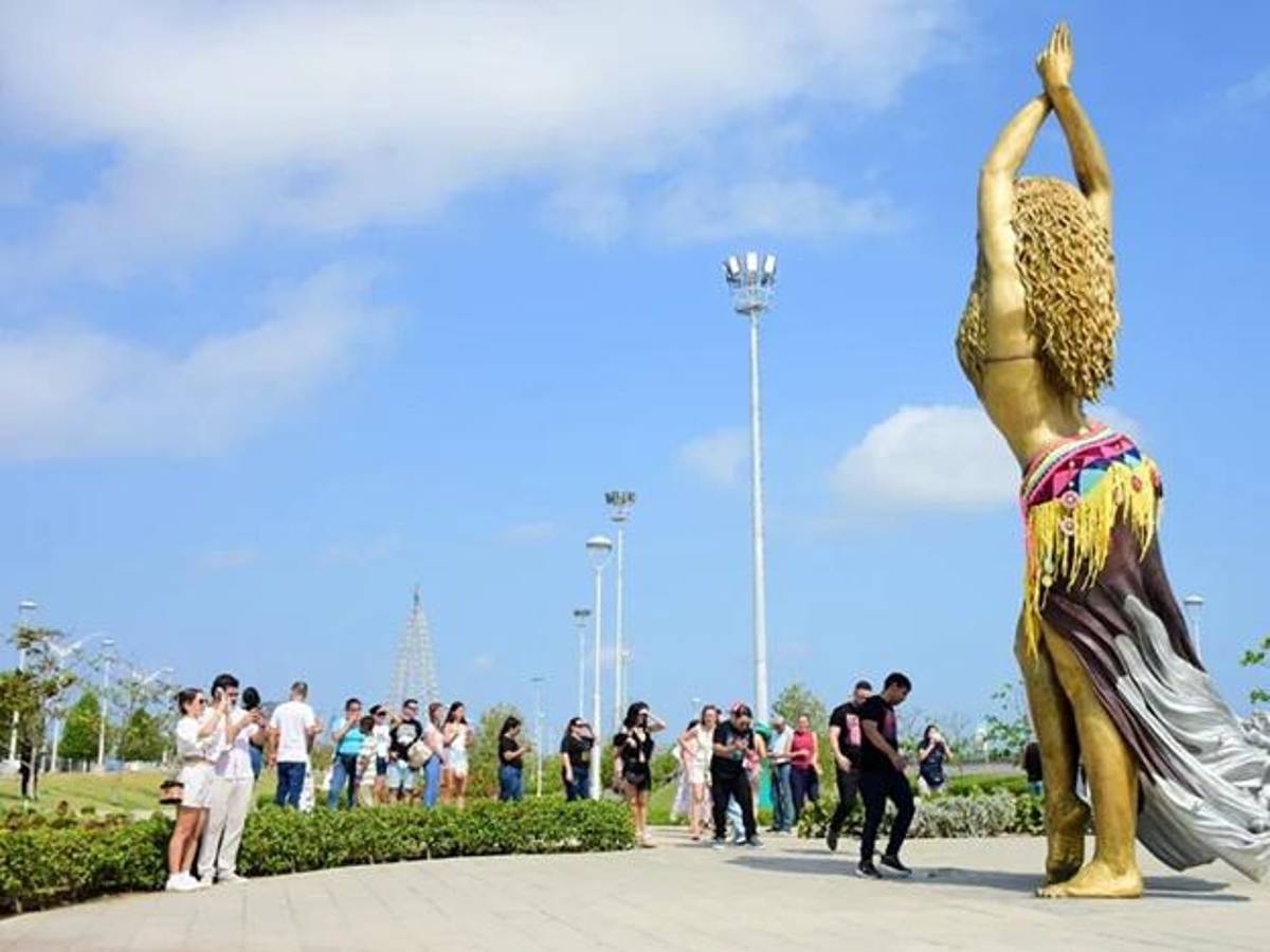 <i>Fotografía de archivo que muestra la estatua de la cantante colombiana Shakira, en el Gran Malecón del Río, en Barranquilla (Colombia). EFE/ Aleidys Coll</i>