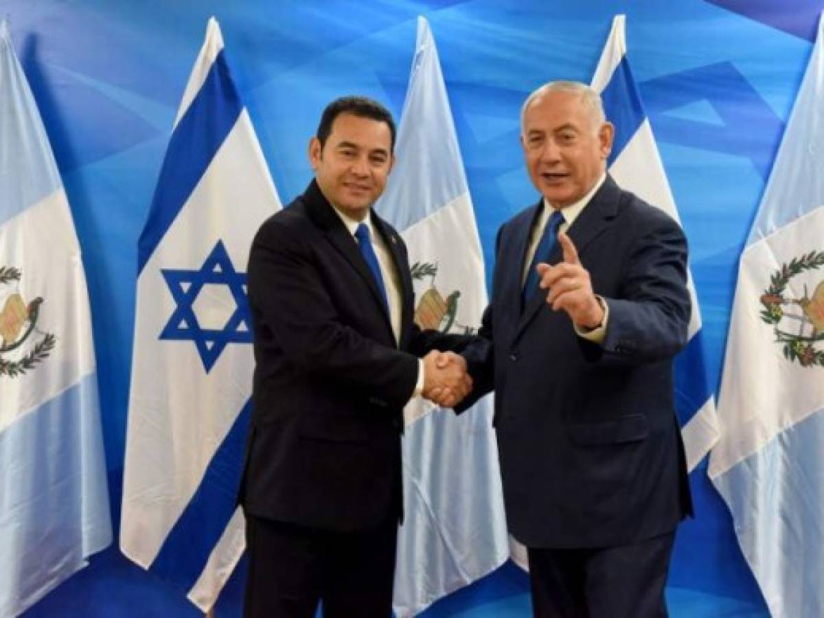 Guatemalan President Jimmy Morales (L) shakes hands with Israeli Prime Minister Benjamin Netanyahu as he is received at the Prime Minister's office in Jerusalem on May 16, 2018. / AFP PHOTO / POOL / DEBBIE HILL