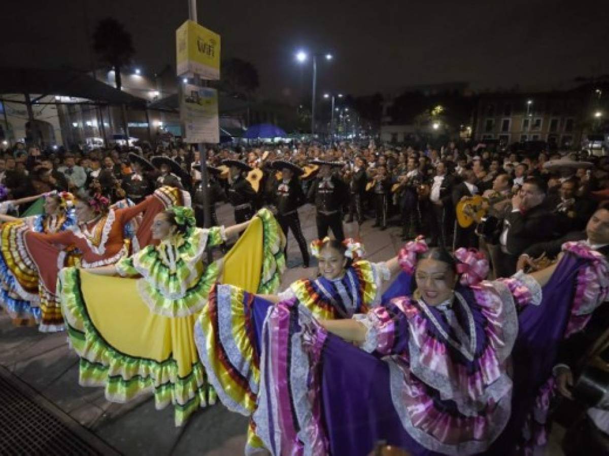 Cientos de mariachis dan serenata masiva en Plaza Garibaldi para reactivar turismo