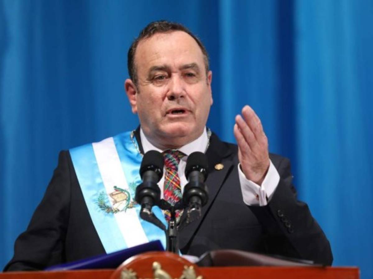 Presidente de Guatemala pide a sus pares de la región persecución al coyotaje