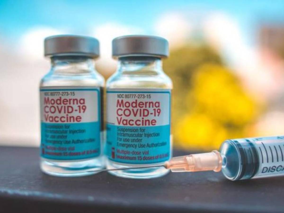 EEUU da autorización total a vacuna contra COVID-19 de Moderna