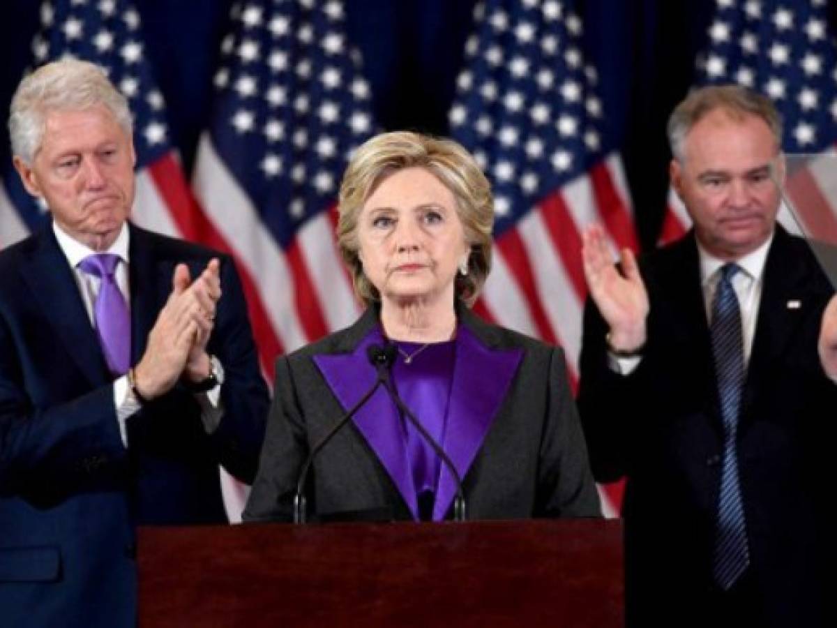 Clinton se ofreció para trabajar con Trump y le deseó éxito