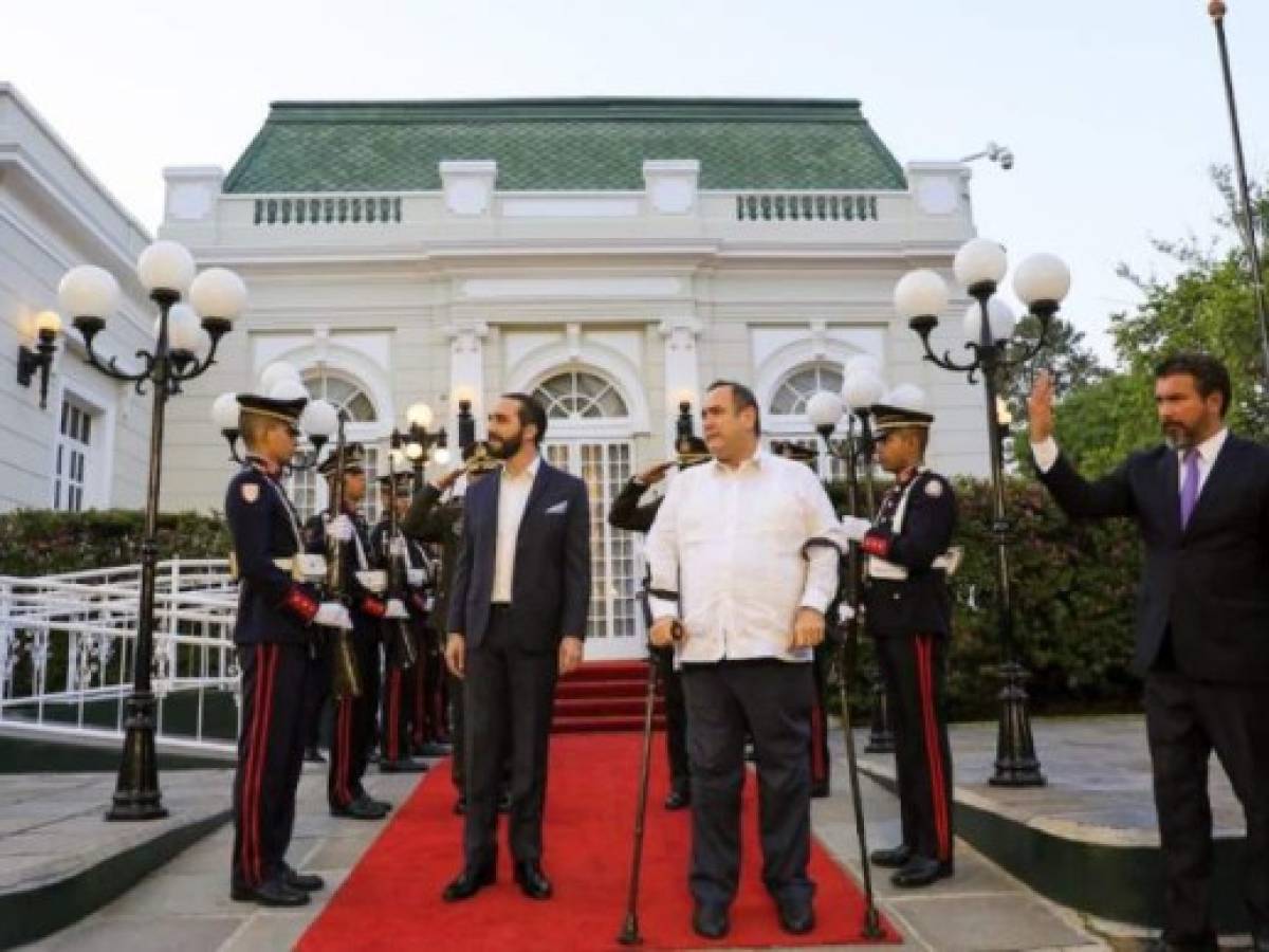 Guatemalan President Alejandro Giammattei (L) and his Salvadorean counterpart Nayib Bukele attend a welcoming ceremony at the presidential palace in San Salvador, on January 27, 2020. (Photo by MARVIN RECINOS / AFP)
