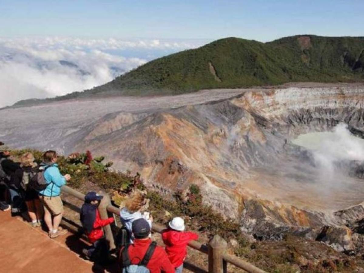 Costa Rica reabre visitas a volcán con innovador sistema de seguridad