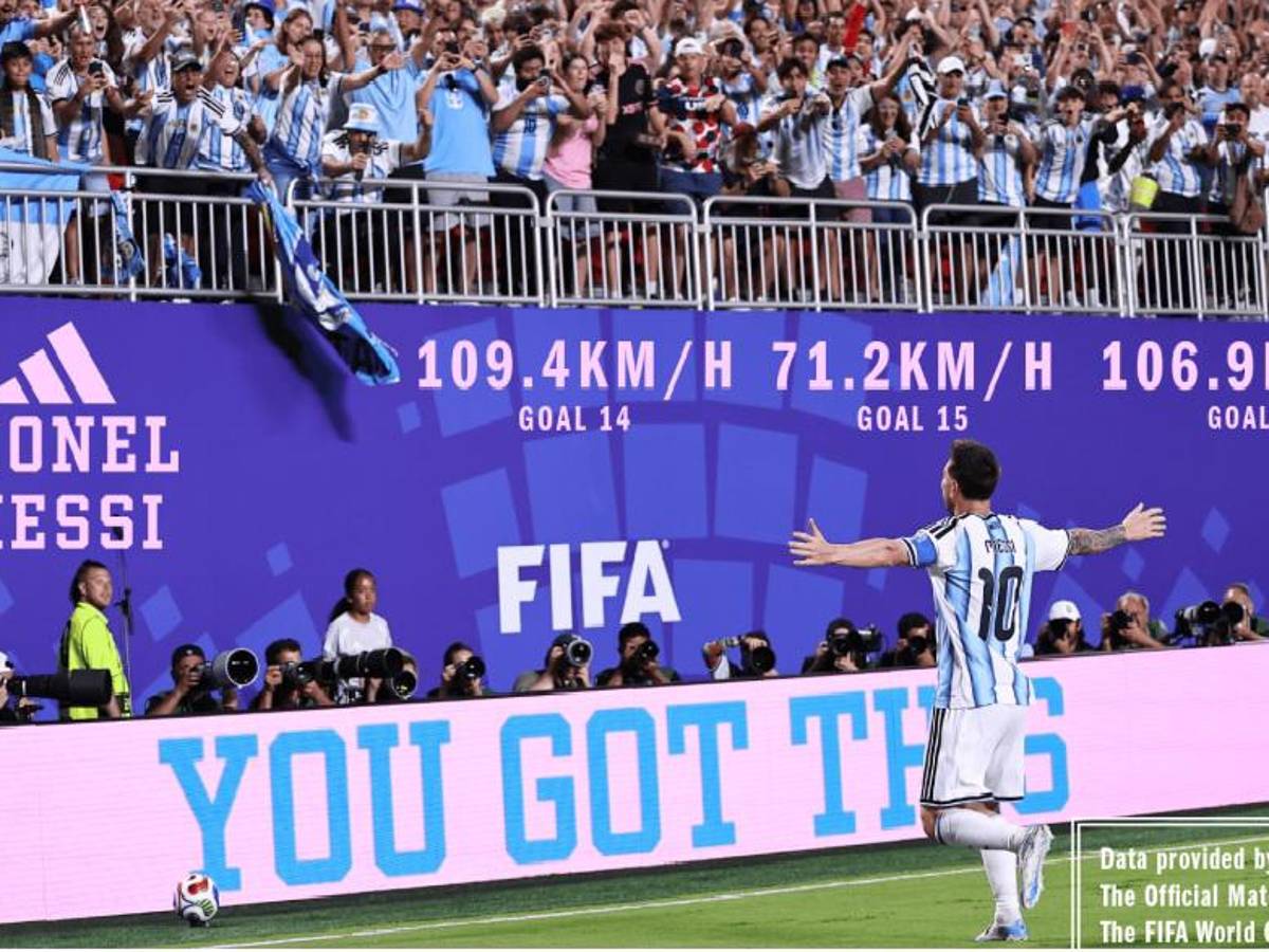 <i>Fotografía editada y facilitada por Adidas en la que se ve a Leo Messi celebrando uno de sus goles a Argelia y los datos de los mismos. (Fuente: EFE)</i>
