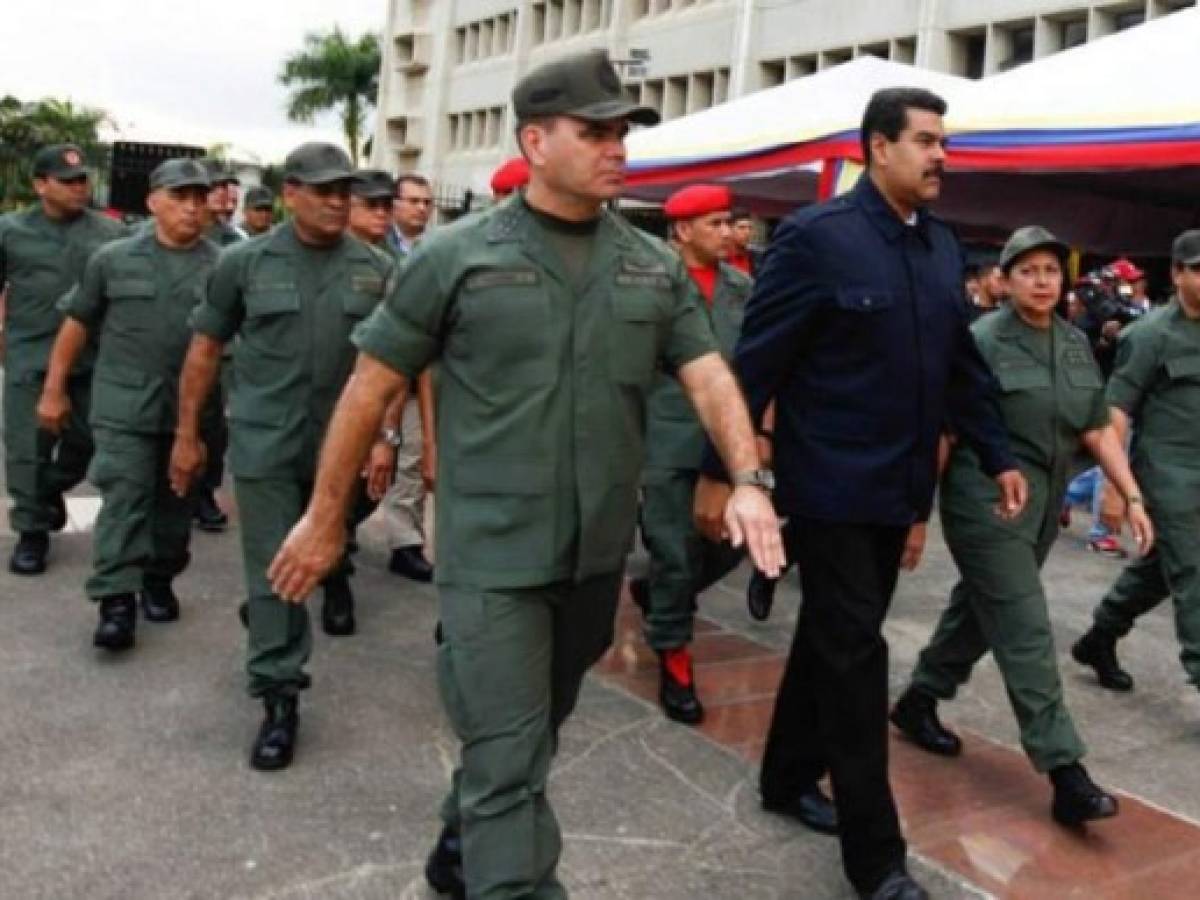 Siguen desertando militares chavistas; el regimen manipuló muerte de Chávez