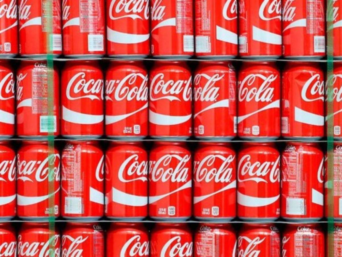 Bebidas bajas en azúcar y agua mineral impulsan el negocio de Coca-Cola