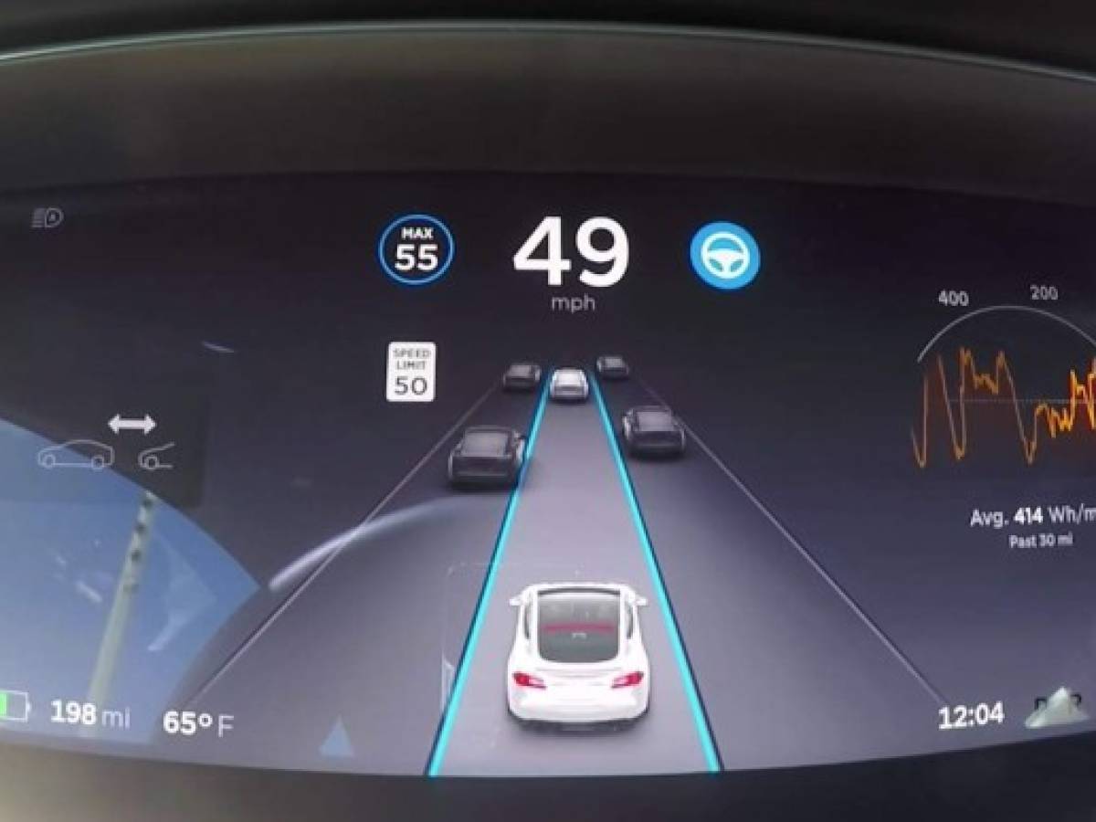 Carro autónomo de Tesla se estrelló con una patrulla en California