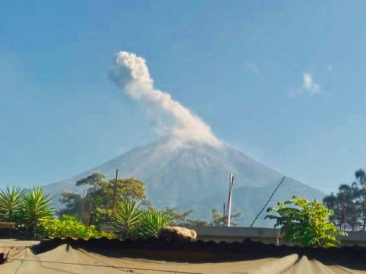 Volcán de Fuego aumenta erupciones y lanza ceniza a comunidades en Guatemala