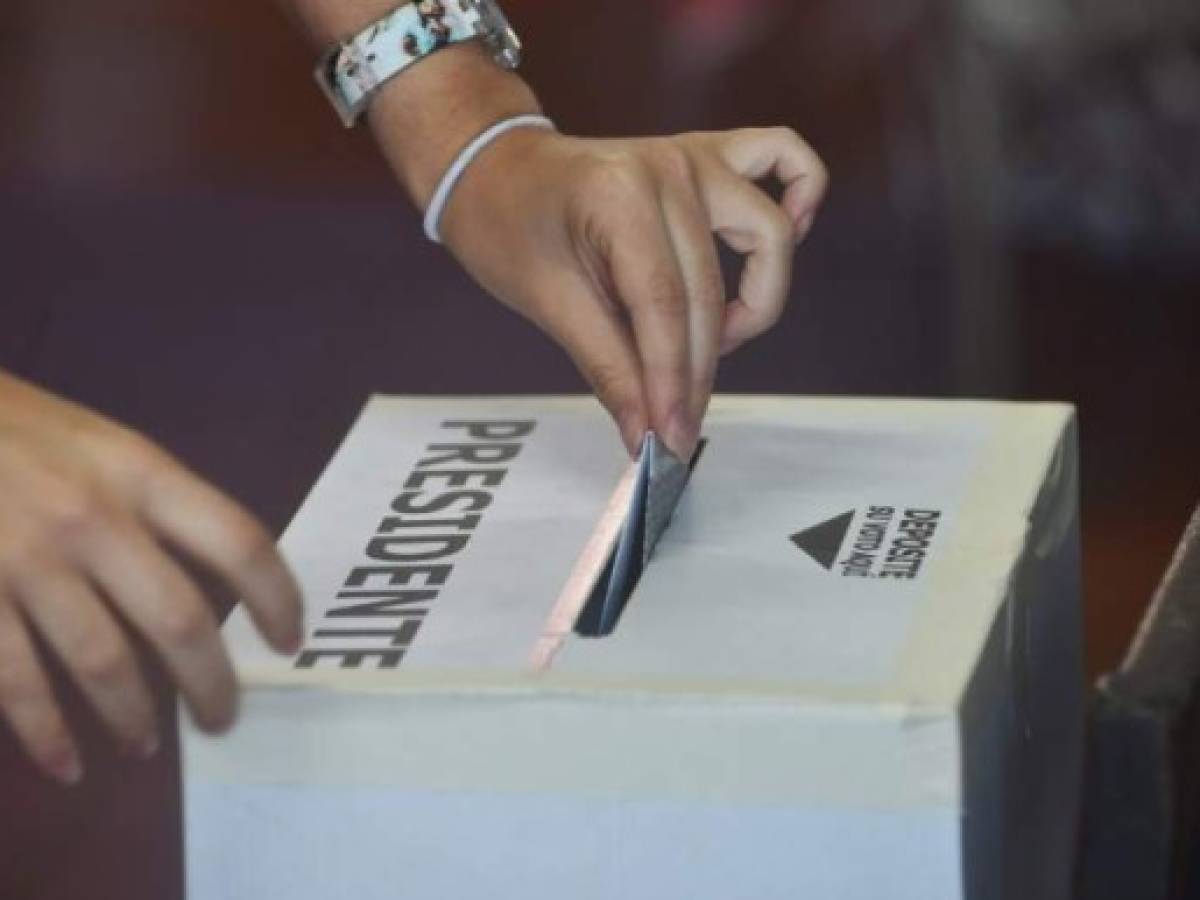 Una mujer vota en la segunda vuelta para elegir al próximo presidente de Costa Rica. AFP PHOTO
