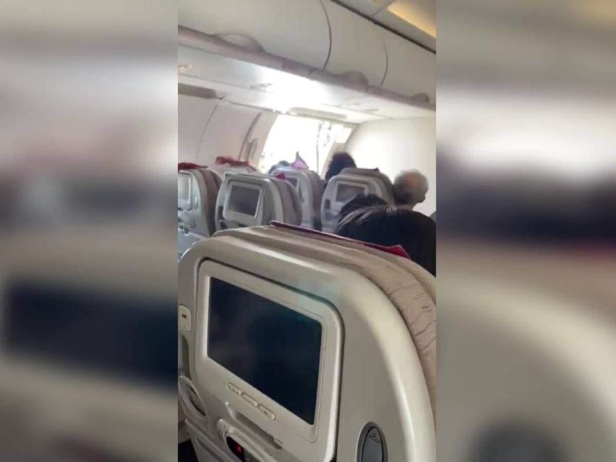 Emergencia: pasajero abre la puerta de un avión en pleno vuelo