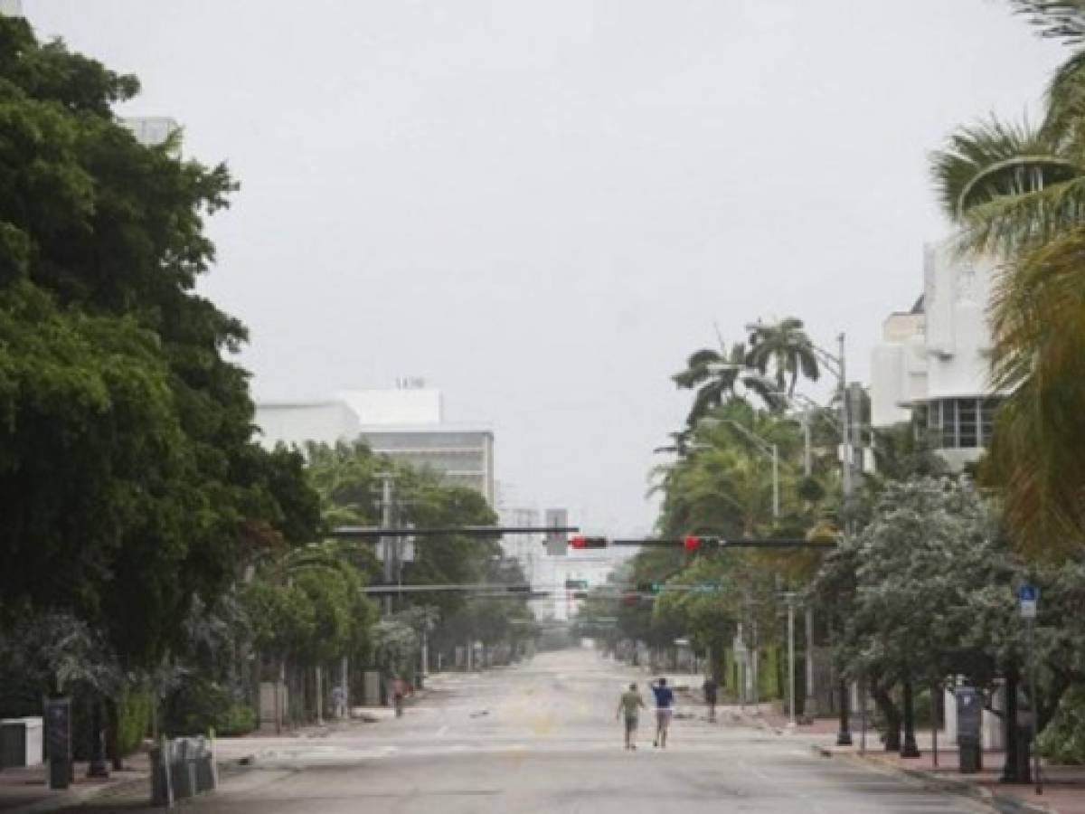Miami recibe a Irma en un escenario fantasmal