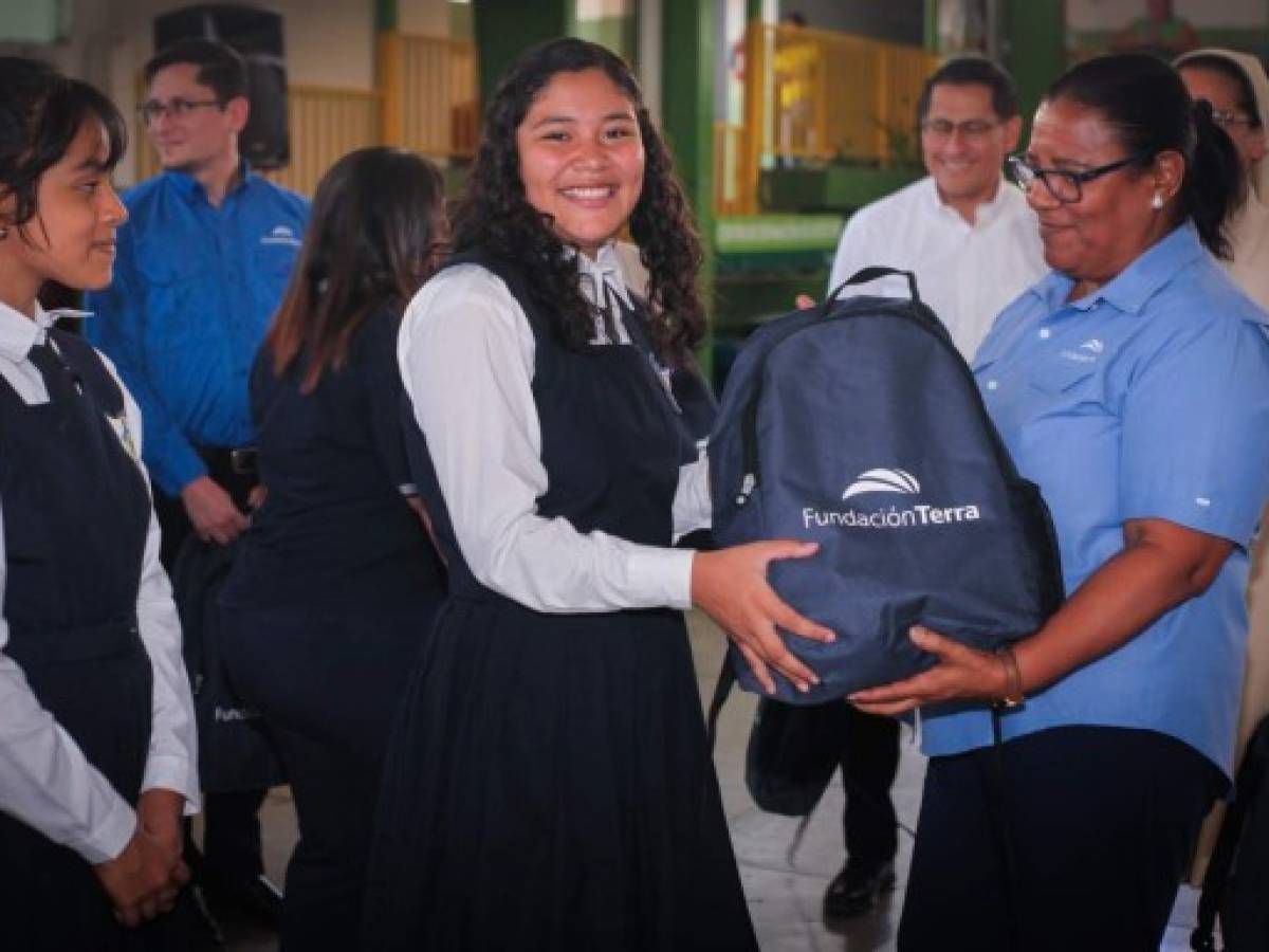 Fundación Terra entrega más de 500 becas en El Salvador