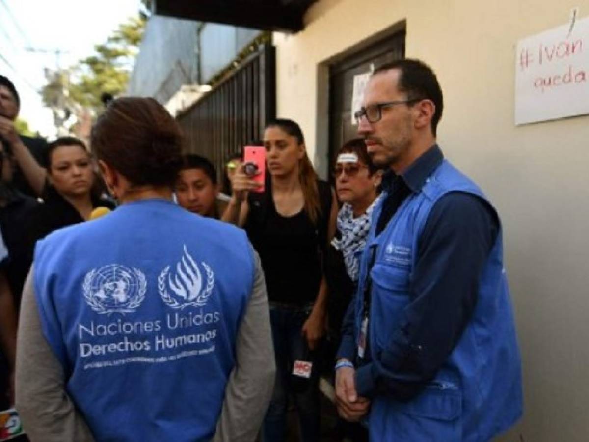 Velásquez recibe el apoyo de la calle; y Morales, la condena popular