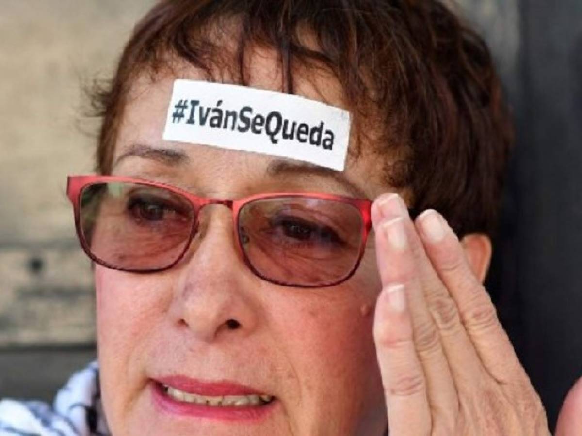 Velásquez recibe el apoyo de la calle; y Morales, la condena popular