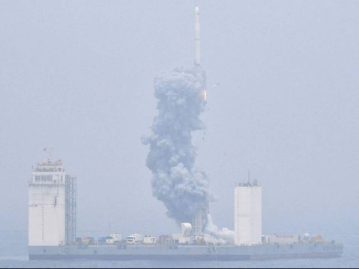 China lanza por primera vez un cohete espacial desde el mar