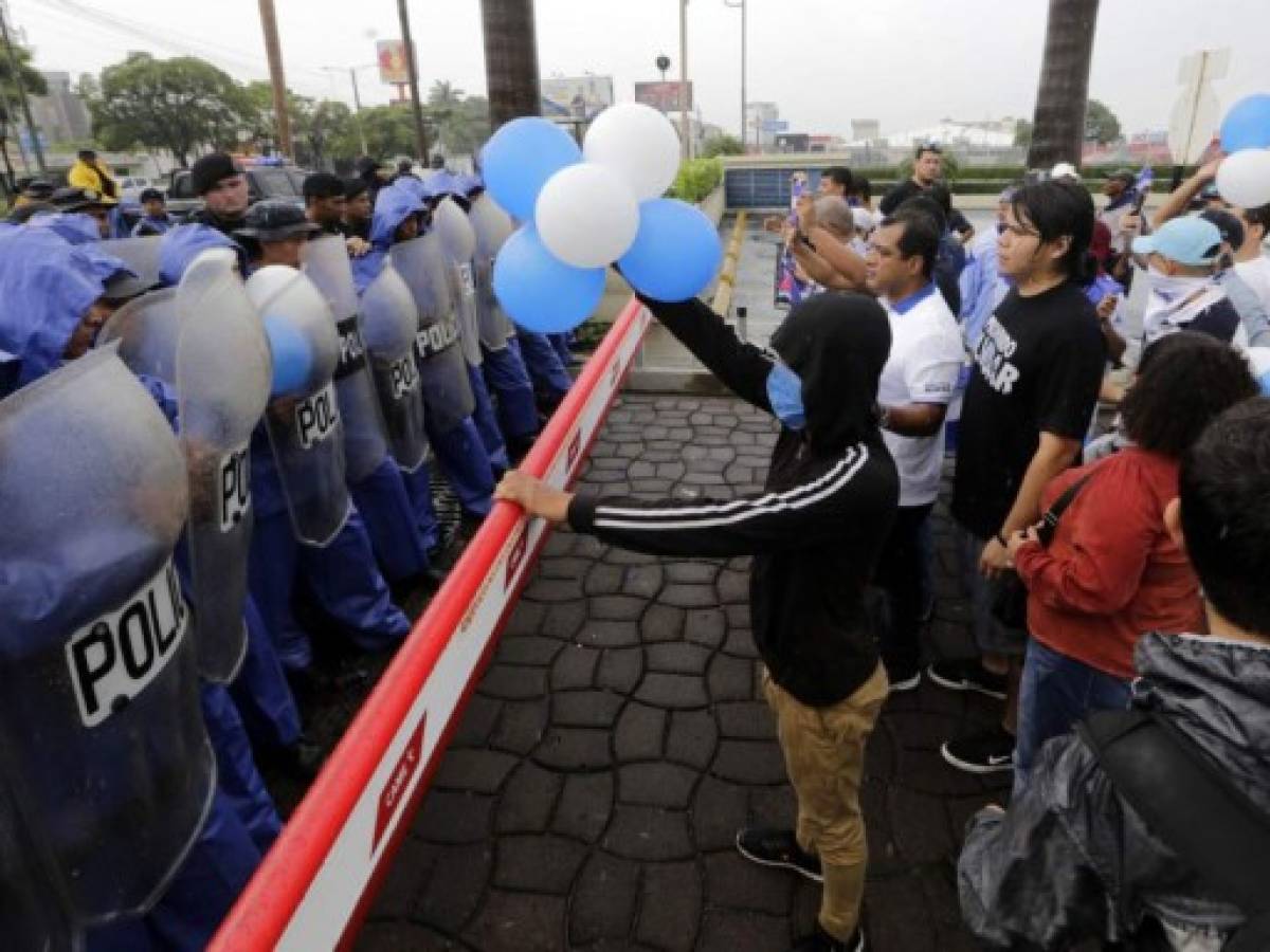 Policía amedrenta e impide marcha opositora en Nicaragua