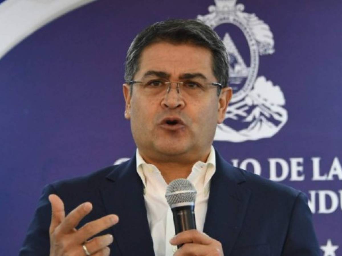 Presidente hondureño, contagiado de covid-19, es hospitalizado por neumonía