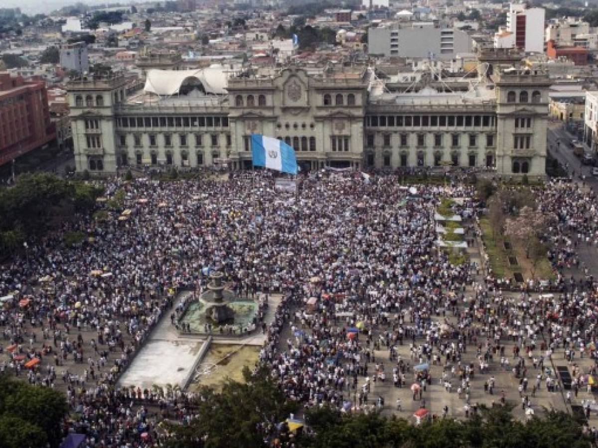 Guatemaltecos piden renuncia de Presidente y Vicepresidenta por corrupción