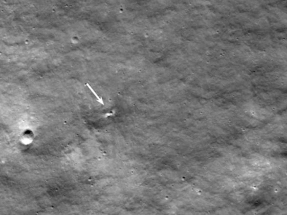 NASA revela imagen de posible cráter en la Luna formado por impacto de sonda rusa