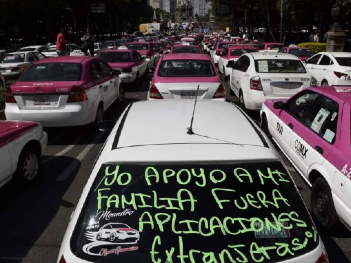 Taxistas mexicanos bloquean calles de la CDMX contra apps de transporte