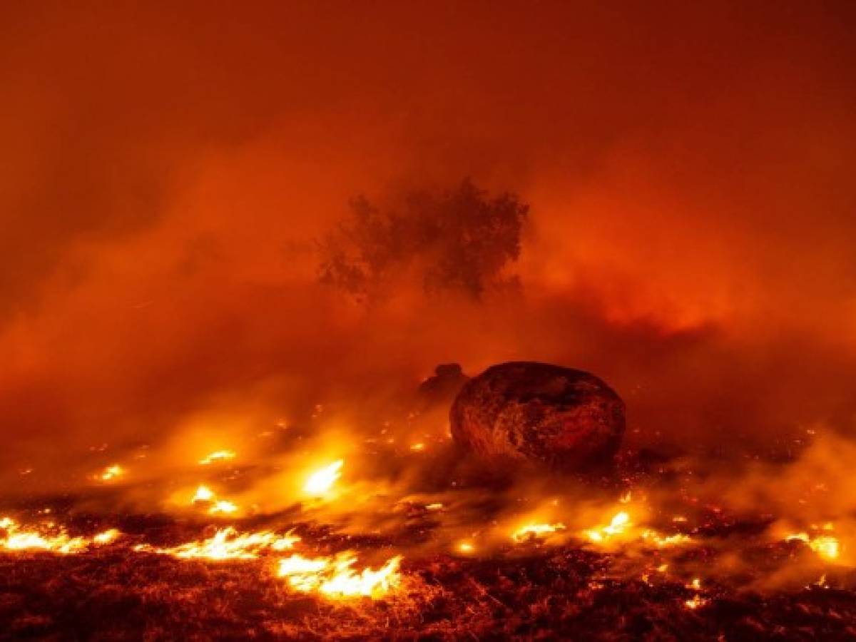 Cierre de carreteras y 180.000 evacuados por los incendios en el norte de California