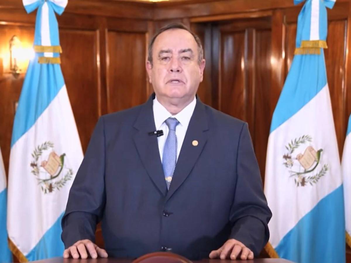 Presidente de Guatemala asegura que se respetará la transición democrática en enero