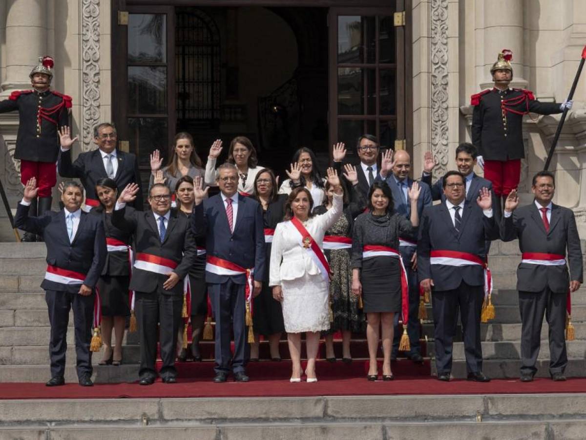 Perú: presidenta instala su gabinete en medio de protestas