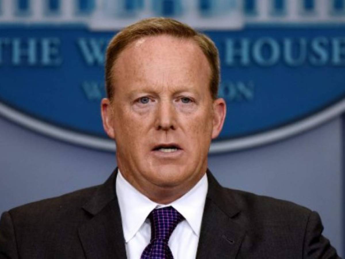 Trump enfrenta nueva crisis con la renuncia de su portavoz Spicer