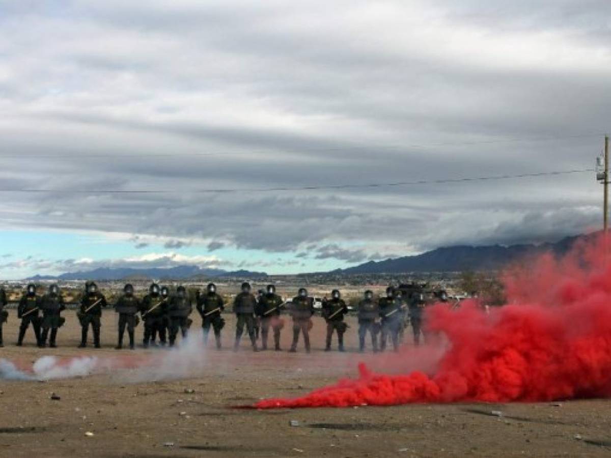 Patrulla fronteriza hace simulacros con bombas de humo y balas de goma