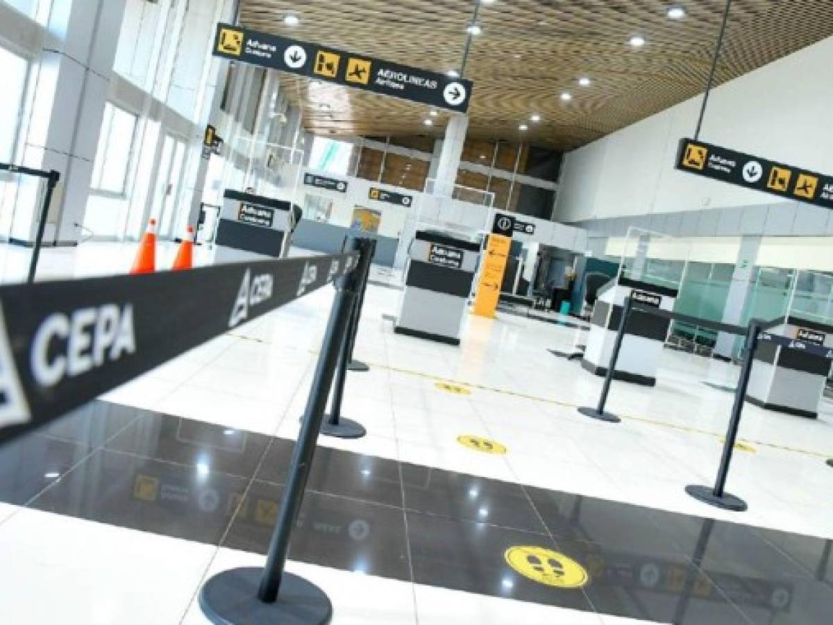 El Salvador: Presentan el protocolo que deberán cumplir los pasajeros en el aeropuerto