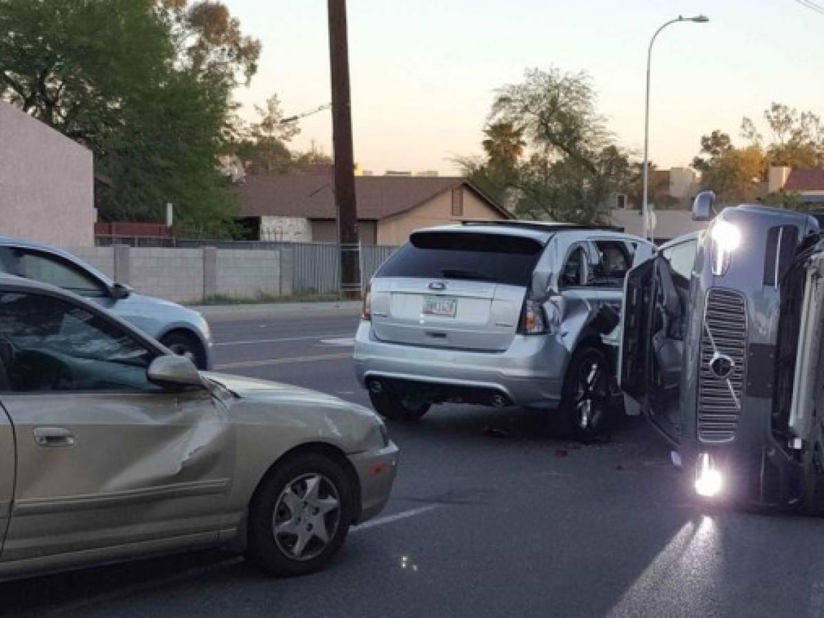 Uber suspende pruebas con vehículos autónomos por accidente