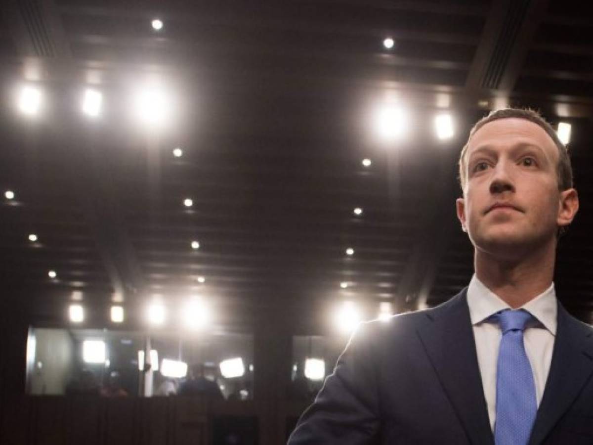 CEO de Facebook duramente cuestionado por uso de información personal