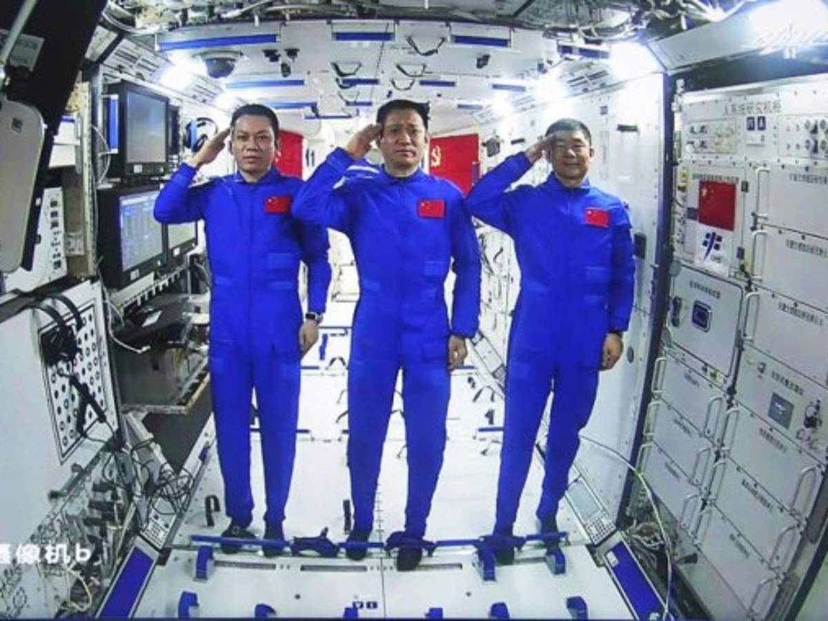 Astronautas en nueva estación china realizan primera caminata espacial