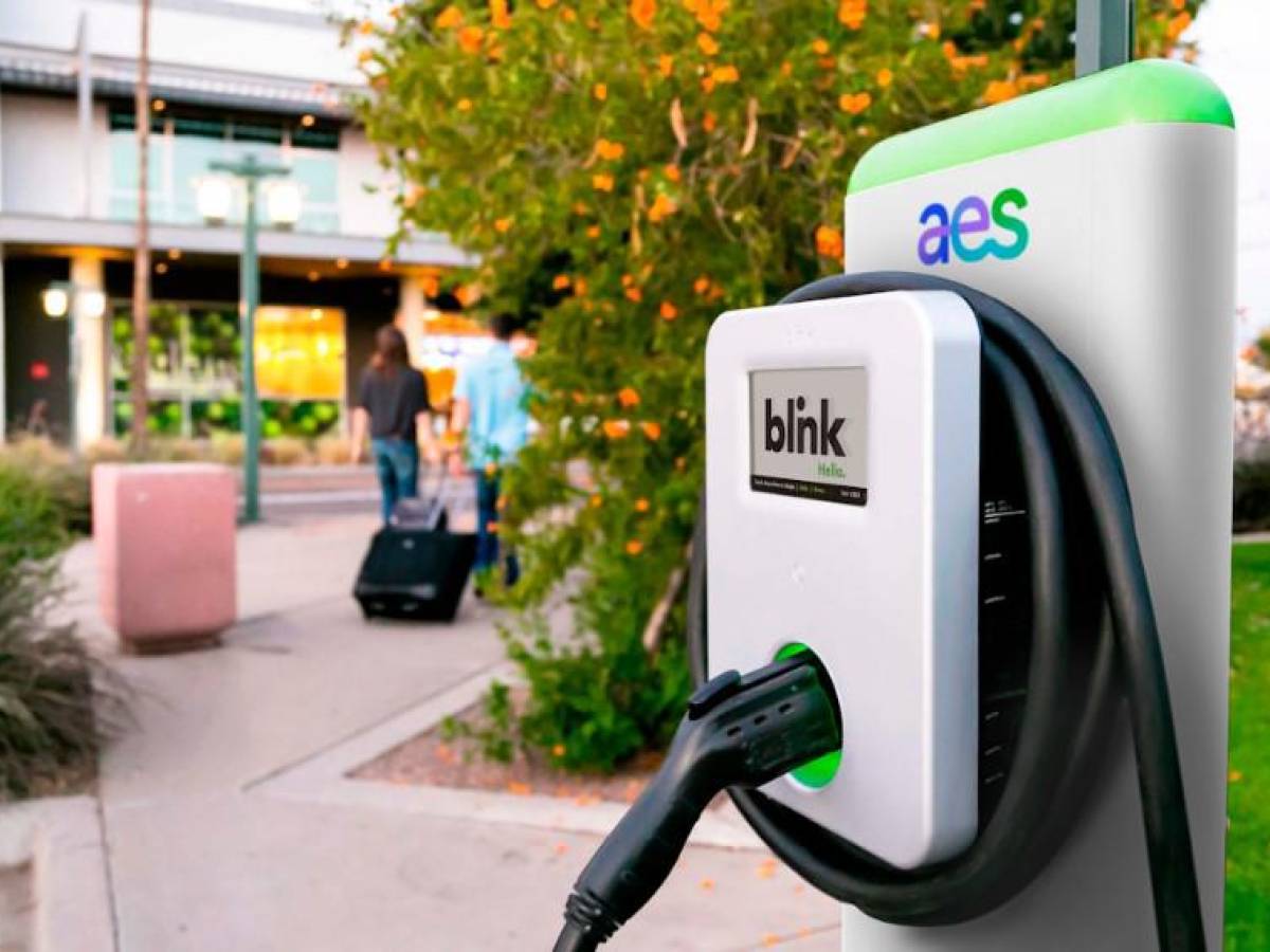 AES y Blink busan acelerar la adopción de la electromovilidad en El Salvador