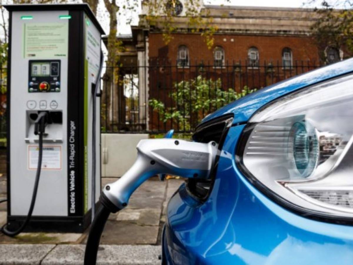 Prueba exitosa en EEUU para recargar un auto eléctrico en 10 minutos