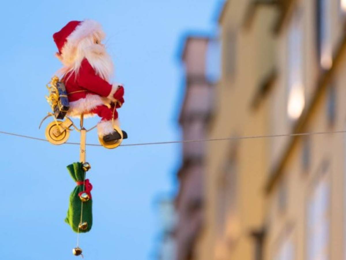 'Santa Claus' roba un banco y arroja dinero a transeúntes