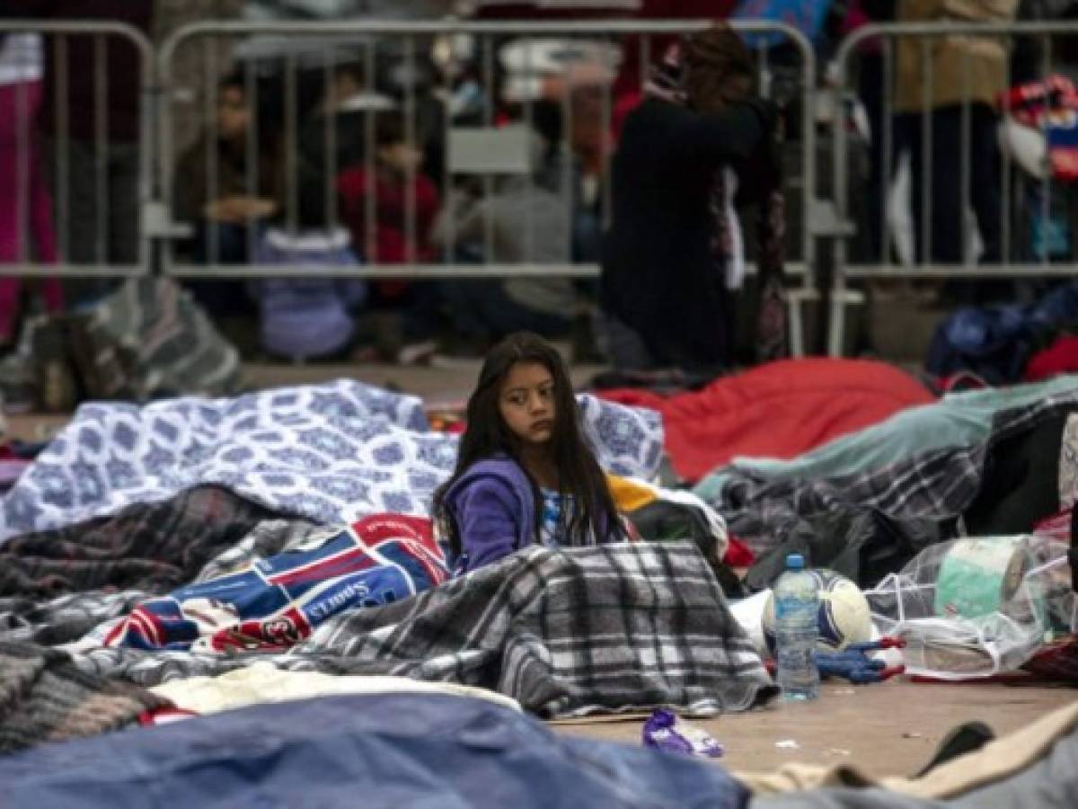 Caravana de mujeres y niños migrantes ingresa a EE.UU. en desafío a Trump