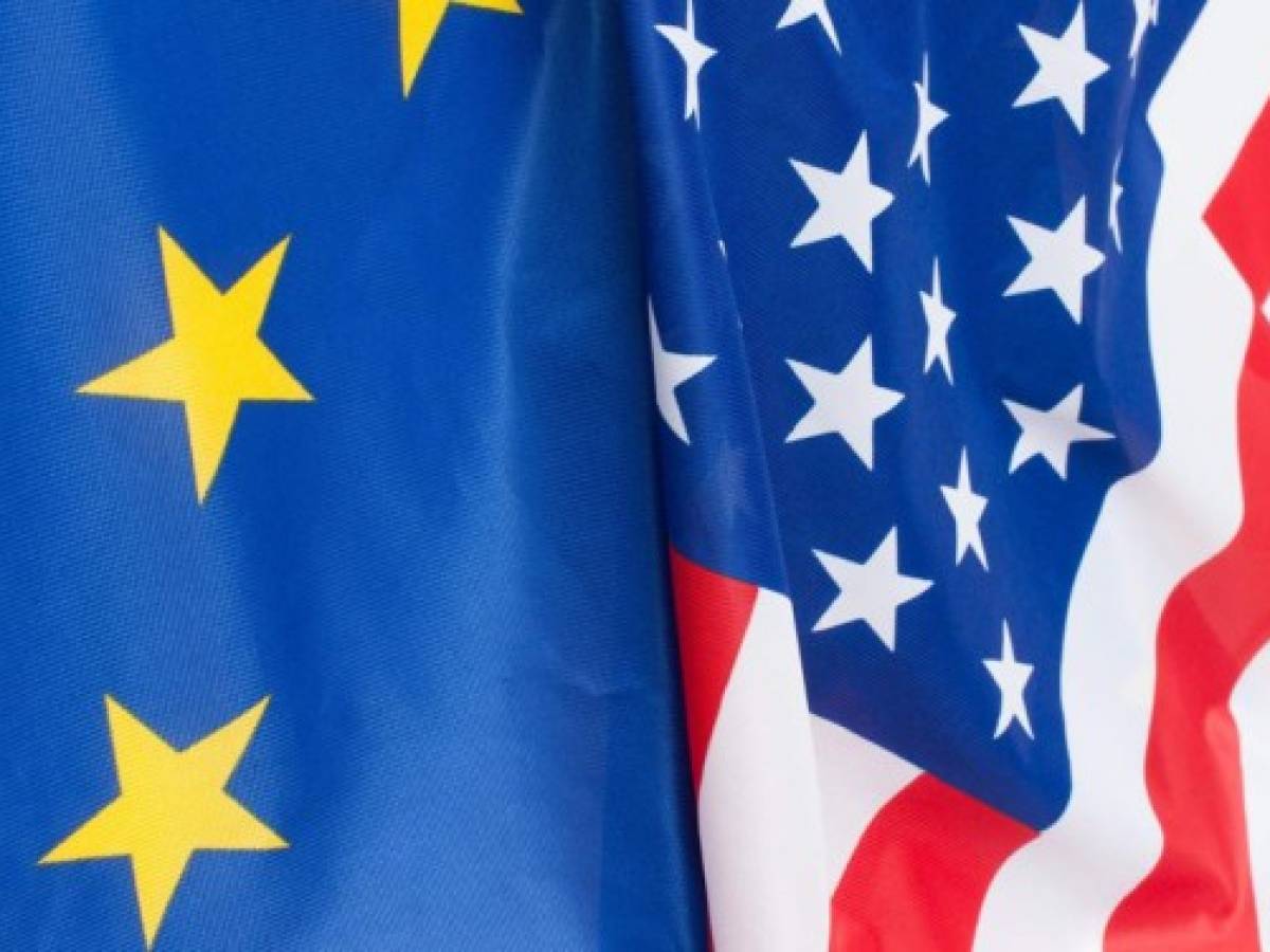 La UE responde a EEUU: Sube aranceles al tabaco, jeans y bourbon