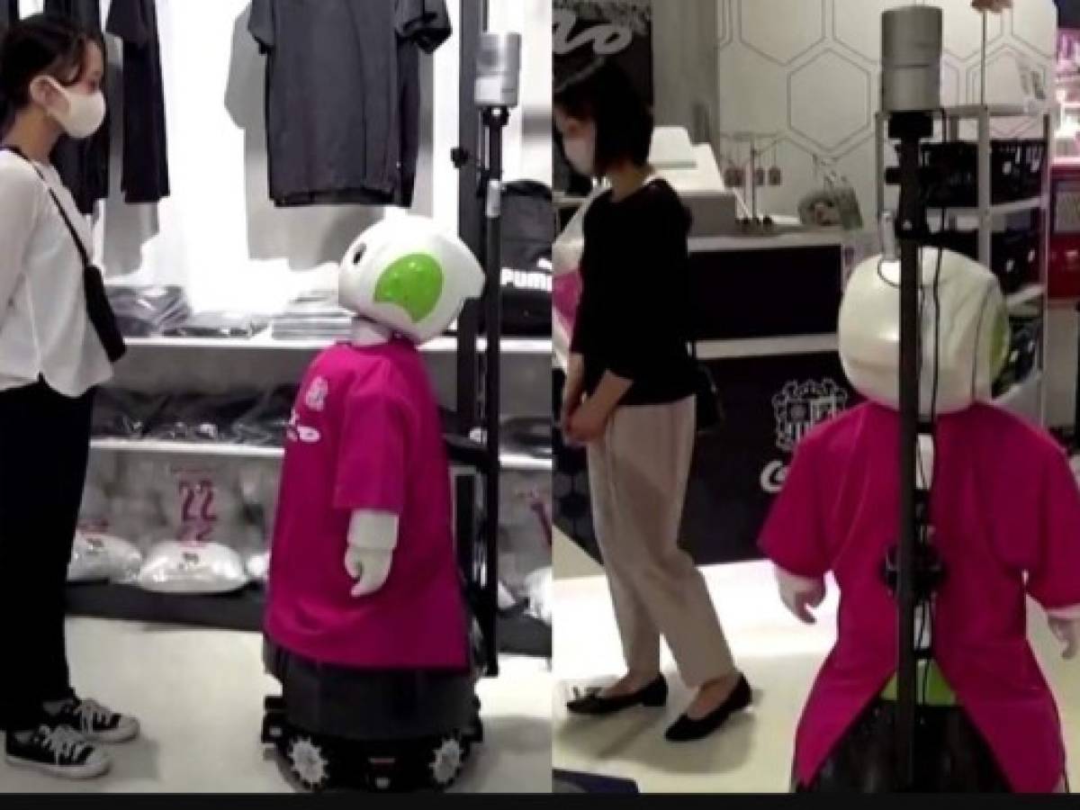 Un robot en Japón recuerda a los clientes que deben usar mascarilla