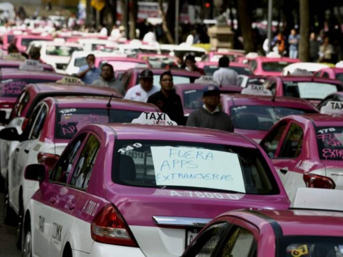 Taxistas mexicanos bloquean calles de la CDMX contra apps de transporte