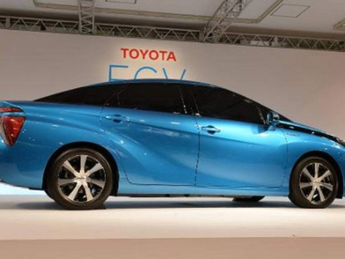 Toyota lanza su primer sedán de pila de hidrógeno