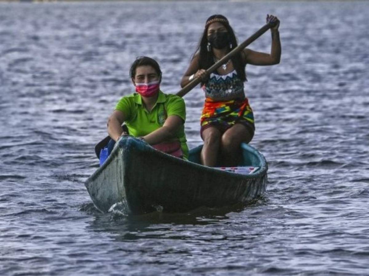 Video: Maestra viaja en canoa para dar clases a niños indígenas en Panamá