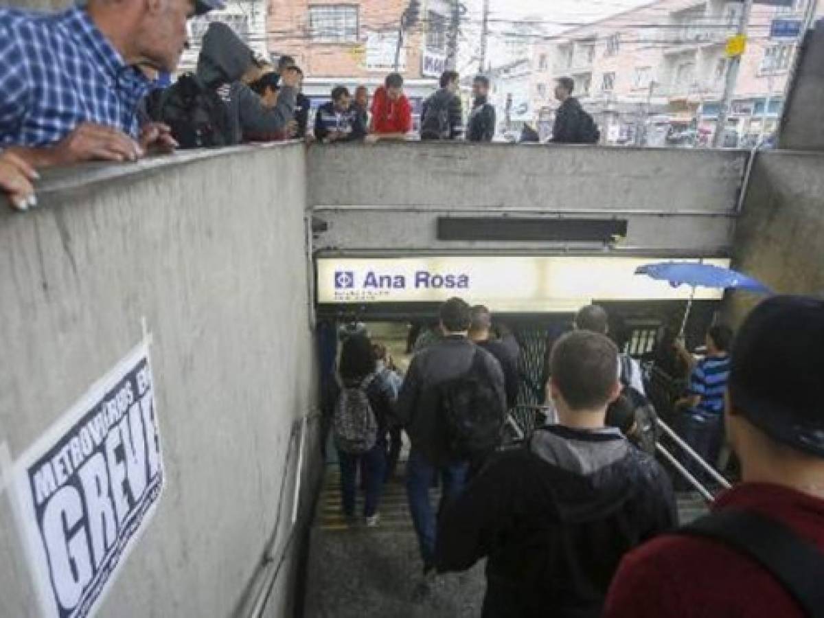 Metro de Sao Paulo mantiene huelga que amenaza el Mundial