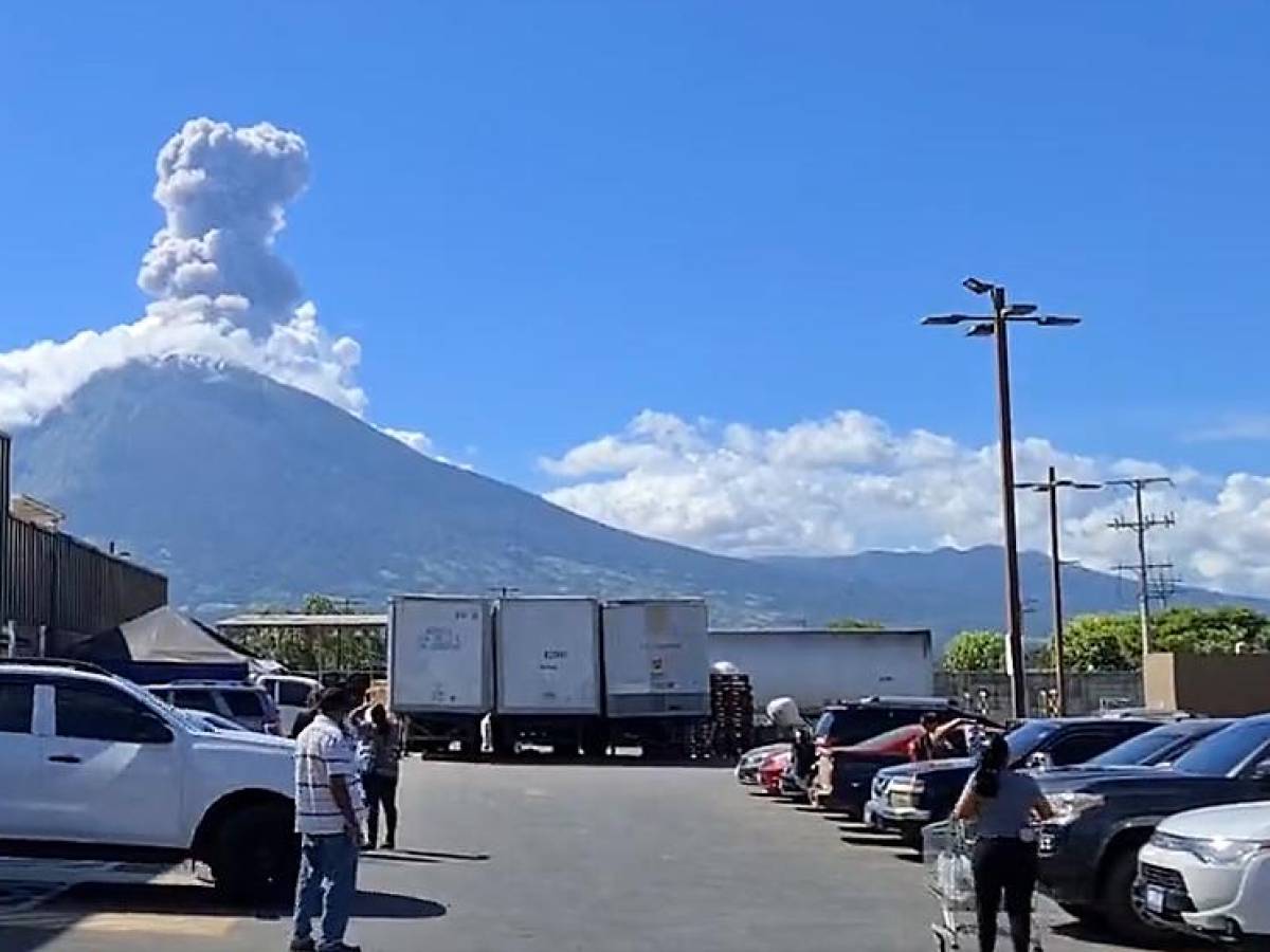 Volcán en El Salvador registra una fuerte explosión