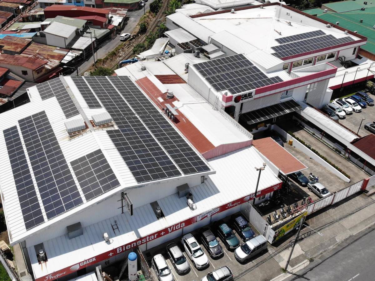 Empresa farmacéutica instala microrred de energía solar controlada por IA