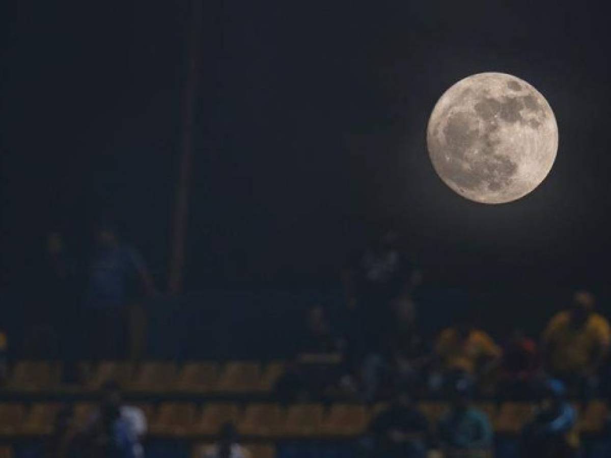La Luna brilla sobre el estadio de la ciudad de Monterrey, México.