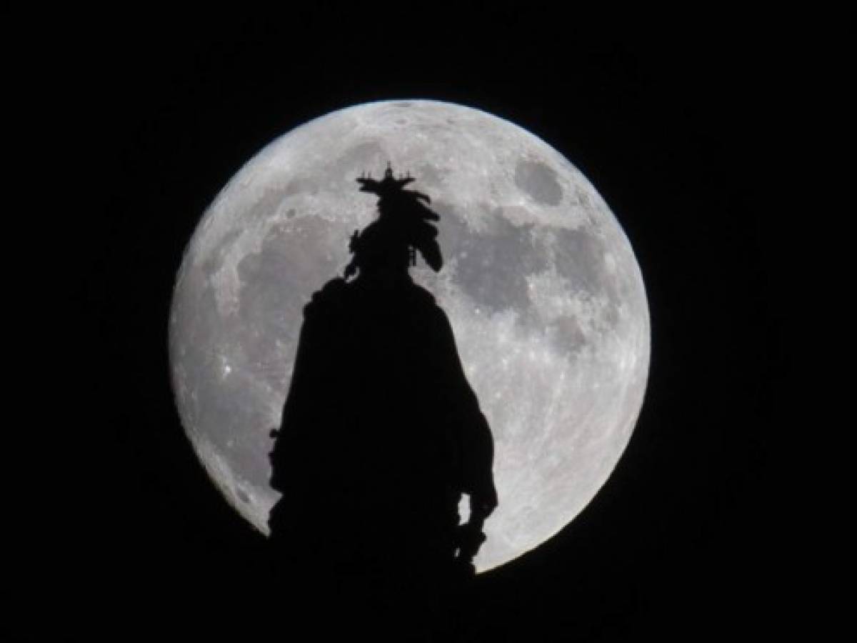 El mundo se maravilla por la Superluna