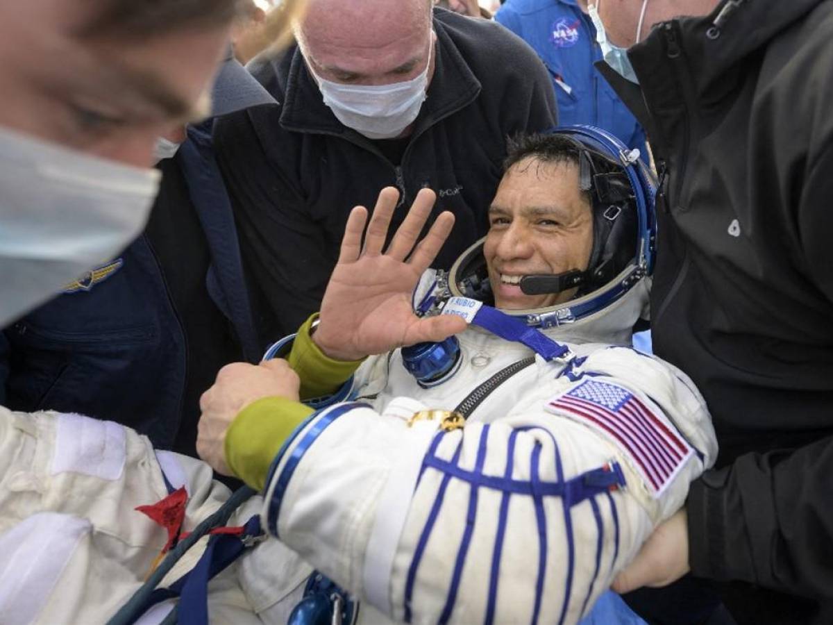 Regresan a la Tierra astronauta Frank Rubio y dos cosmonautas tras más de un año en el espacio